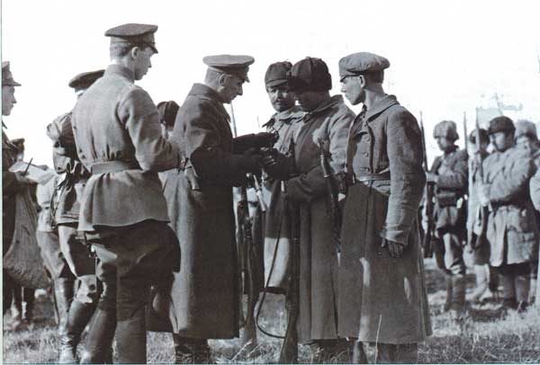 Адмирал Колчак вручает боевые награды, 1919 год, автор неизвестен