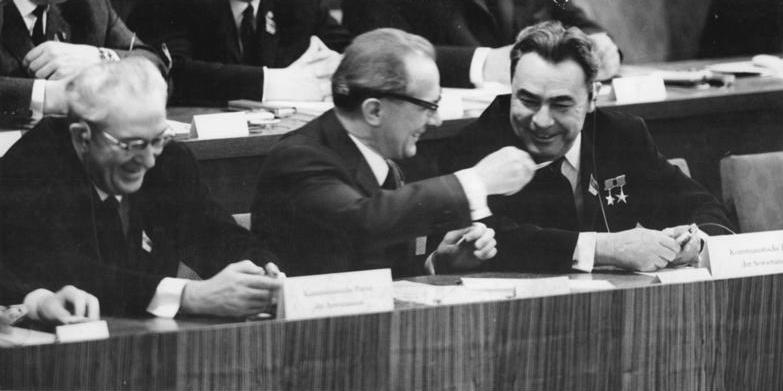 VII съезд партии СЕПГ (17 апреля 1967): Леонид Брежнев, Эрих Хонеккер, Юрий Андропов. Фото Фридриха Гальбека