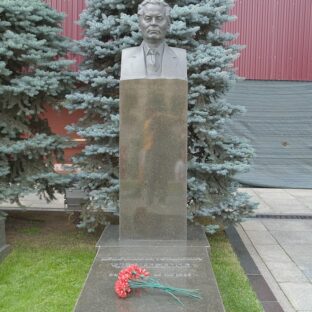 Могила Константина Черненко у Кремлевской стены, автор неизвестен