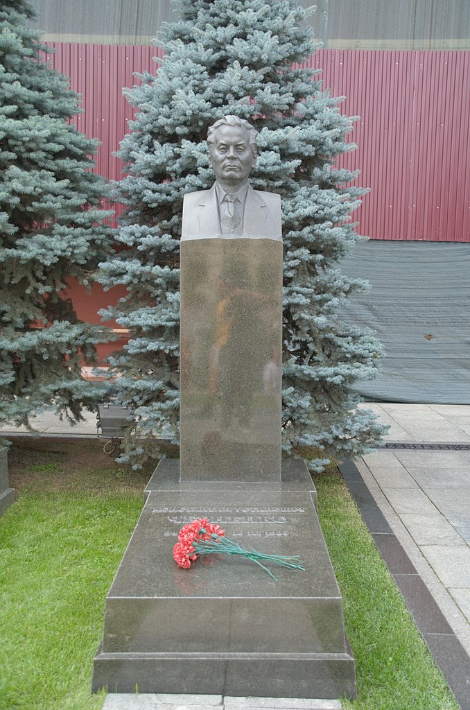 Могила Константина Черненко у Кремлевской стены, автор неизвестен