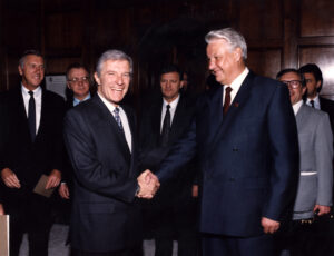 Роберт Адам Мосбахер, министр торговли США, обменивается рукопожатием с бывшим президентом России Борисом Ельциным