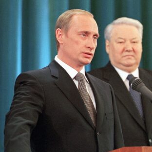 Торжественная церемония вступления Владимира Путина в должность Президента России (Ельцин на заднем фоне)