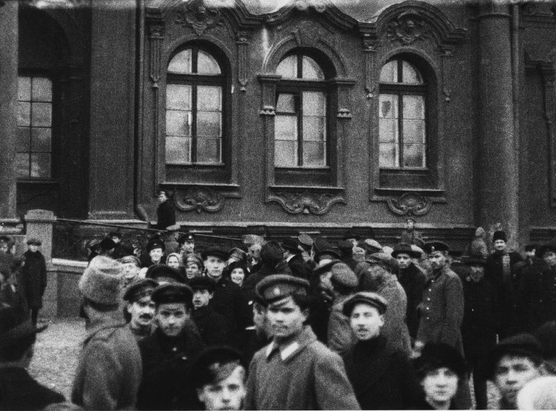 После взятия Зимнего дворца. Петроград. 26 октября 1917, фотограф П. Новицкий