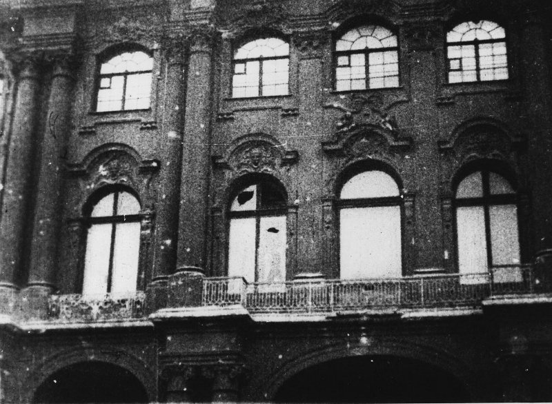 Зимний дворец утром 26 октября после захвата большевиками, фотограф П. К. Новицкий